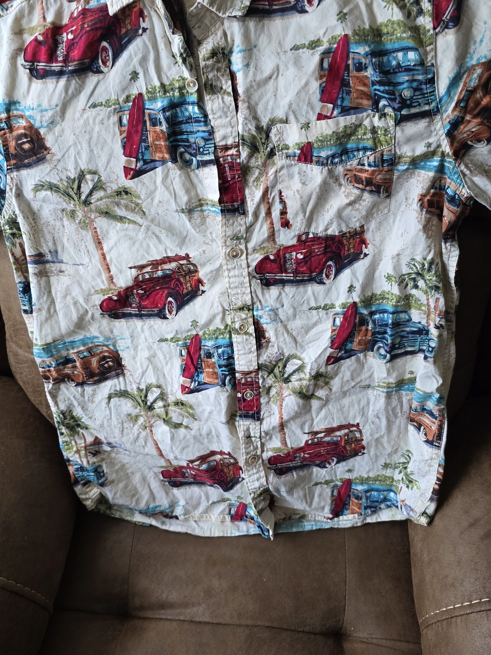 Free Planet White Short-Sleeve Beach Car Print Shirt with Red and Blue Accents